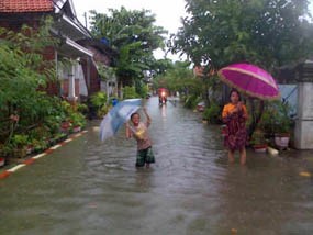 Hujan 3 Jam, Lamongan Dikepung Banjir