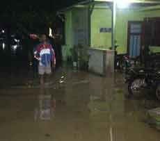 Banjir Besar Mengancam, Warga Bojonegoro Evakuasi Harta Benda