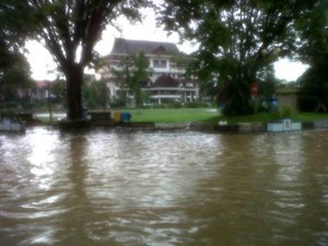 Manado Dikepung Banjir & Longsor, Kantor Wali Kota Ikut Terendam