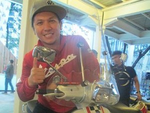 Gading Martin Pacaran Naik Vespa