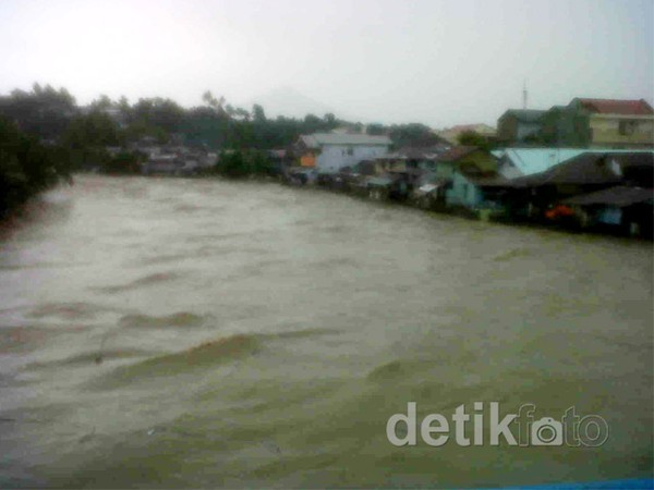 Sungai Meluap, Manado Banjir