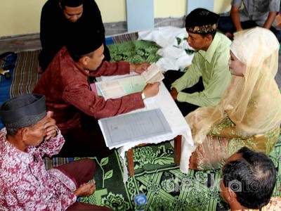 Budiono-Wida Menikah di Tengah Banjir Bojonegoro