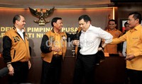 Hary Tanoe mengenakan jaket seragam Hanura dari Wiranto sebagai tanda bergabung dengan Hanura.  Sebelumnya, Hary Tanoe keluar dari Partai Nasdem.