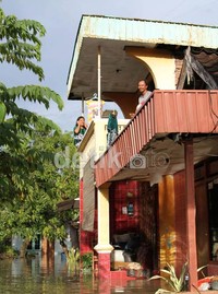 Sepasang suami-sitri bertahan di rumahnya.