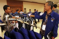 Penjual baju seragam partai memanfaatkan momen Rapimnas Partai Demokrat untuk mengais untung.