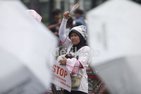 Peserta membawa perabot dapur dalam aksinya.