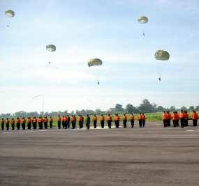 62 Personel Basarnas Raih Raih Gelar Wing Para