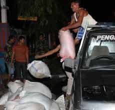 Antisipasi Banjir Bengawan Solo, Petugas Gabungan Pasang Karung Pasir