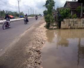 Jalan Poros Bojonegoro-Cepu Terancam