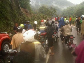 Tebing Longsor Lumpuhkan Jalur Pacitan-Ponorogo