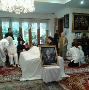 Akbar Menemani Feisal Tanjung Hingga Pukul 04.00 WIB di Ruang ICU RS