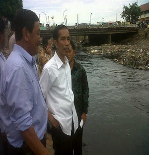 Tinjau Pengerukan Kali, Jokowi Bagikan Tas & Buku di Penjaringan