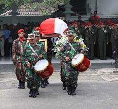 Dibalut Peti Merah Putih, Jenazah Feisal Tanjung Dibawa ke TMP Kalibata