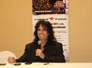 Alice Cooper Sebut Louder Than Hell Sebagai Buku Sejarah Heavy Metal yang Harus Dibaca