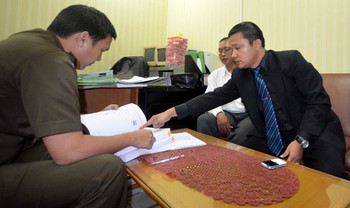 Presiden LSM Realisasi Implementasi Pemberantasan Kolusi, Korupsi dan Nepotisme (lsm RIP-KKN) Feriyanto didampingi kuasa hukumnya Rolas Budiman Sitinjak dan rekan menyerahkan dokumen laporan dugaan korupsi yang dilakukan lima operator selular ke Staff Hubungan antar Lembaga (Hubaga) Kejaksaan Agung RI di Jakarta Senin 18 Februari 2013. (hendro)