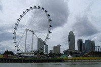 Wisata ke Singapura semakin lengkap dengan menjajal wahana Singapore Flyer. Singapore Flyer adalah bianglala setinggi 165 meter yang terletak di lokasi nan strategis di Raffles Avenue, Marina Bay (Aan/detikTravel)