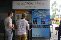 Traveler yang ingin mencoba sensasi bianglala raksasa ini merogoh kocek untuk 1 tiket seharga SGD 33 (Rp 258 ribu) untuk dewasa, dan anak-anak usia 3 tahun hingga 7 tahun dipatok dengan tiket seharga SGD 21 (Rp 164 ribu). Cukup mahal untuk perputaran selama 30 menit ini (Aan/detikTravel)