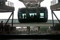 Kapsul berdiameter 150 meter ini pun mulai bergerak perlahan 0,24 meter/detik. Perputaran bianglala ini bahkan tidak terasa dan membuat mual selama berwisata. Bahkan pengunjung nyaman berjalan-jalan di dalam kapsul (Aan/detikTravel)