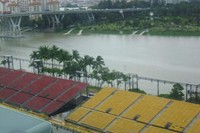 Phobia ketinggian seakan luntur terbayar dengan panorama Singapura nan indah dilihat dari angkasa mulai. Tampak di sini Sirkuit F1, dan juga Marina Bay, sampai Teater Esplanade. Tepat di ketinggian 165 meter, kapsul berhenti dan sejauh mata memandang tertangkap keindahan Singapura dari berbagai view yang indah (Aan/detikTravel)
