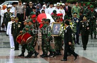 Jenazah Feisal Tanjung tiba di TMP Kalibata, Jakarta Selatan.