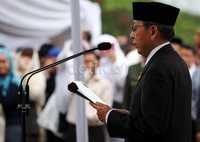 Wakil Presiden Boediono memimpin upacara pemakaman.