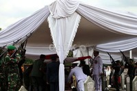 Jenazah Feisal Tanjung dimasukkan ke liang lahat.