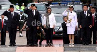 Wakil Presiden Boediono memberikan penghormatan.