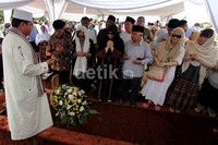 Para pelayat berdoa di samping makam Feisal Tanjung.