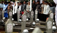 Sejumlah tokoh nasional seperti Tri Sutrisno, BJ Habibie dan Akbar Tandjung ikut serta dalam upacara pemakaman.