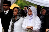 Istri almarhum Faesal Tandjung, Masrowida Lubis turut mengantar ke peristirahatan terakhir.