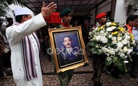 Peti jenazah Feisal Tanjung yang dibalut bendera merah putih diberangkatkan ke TMP Kalibata.