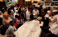 Para pelayat berdoa di samping jenazah Feisal Tanjung.