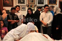 Para pelayat berdatangan untuk mengucapkan bela sungkawa.