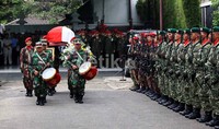 Jenazah Feisal Tanjung dimakamkan secara militer.