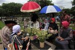 Habibie Ziarah ke Makam Istrinya