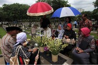 Ia berziarah bersama kerabatnya.