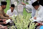 Habibie Ziarah ke Makam Istrinya