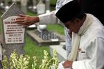 Habibie Ziarah ke Makam Istrinya