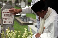 Pada Jumat 15 Februari 2013 lalu, merupakan 1000 hari meninggalnya almarhum Ainun Habibie.