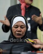 Senyum Mak Yati Dapat Rumah dari Pak Menteri