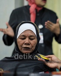 Mak Yati dan suaminya berkurban dua kambing pada Idul Adha 26 Oktober 2012 lalu. Keduanya mengumpulkan dana untuk membeli kambing sejak tiga tahun silam dari hasil mengumpulkan botol bekas dan barang lainnya. Kisah keduanya membuat haru para pengurus masjid dan menarik simpati Mensos.