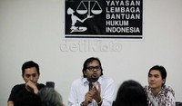 Koordinator Kontras, Haris Azhar (tengah) bersama Direktur Yayasan Lembaga Bantuan Hukum Indonesia Alfon Kurnia (kanan), Direktur Program Imparsial Al Araf (kiri) yang tergabung Koalisi Kebebasan Berserikat (KKB) memberikan keterangan kepada wartawan mengenai RUU Ormas yang dapat mengekang kemerdekaan berserikat dan berorganisasi.