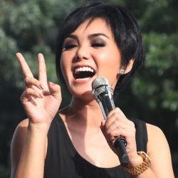 Yuni Shara Peluk Fans Raffi Ahmad di Atas Panggung