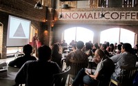 Sabtu (16/02/2013), puluhan peserta Coffee Class memenuhi sudut Anomali Coffee di EX Plaza Indonesia. Semuanya punya tujuan serupa, ingin belajar lebih jauh seputar seluk beluk kopi!