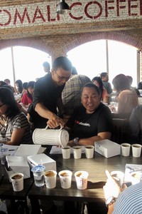 Usai dianalisa aromanya, kopi tersebut dicampurkan dengan air panas. Selanjutnya, peserta diminta untuk memaksimalkan indera pencecap, dan menemukan jenis kopi apa yang dinikmati.