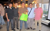 Peserta terjauh asal Purwokerto, sekaligus pemenang dari kontes coffee blending antar peserta berfoto bersama pihak Anomali Coffee.