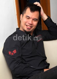     Seperti biasa, Ahmad Dhani tampil serba hitam. Gus Mun/detikFoto.
