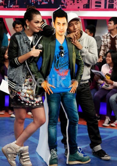 Luna Maya Berpose dengan Raffi Ahmad