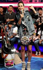 Luna Maya Berpose dengan Raffi Ahmad