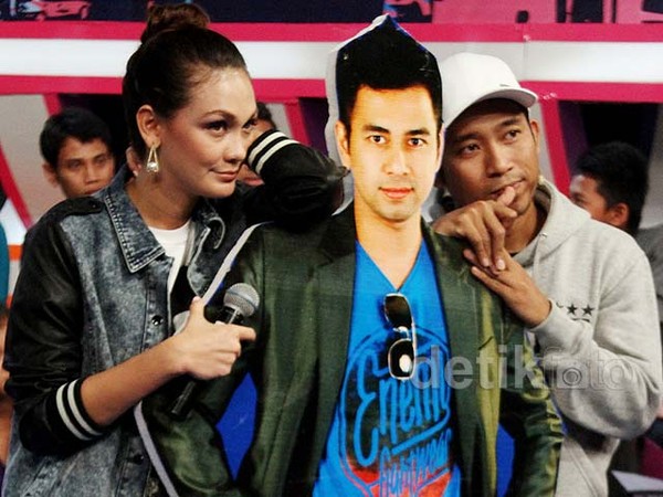 Luna Maya Berpose dengan Raffi Ahmad
